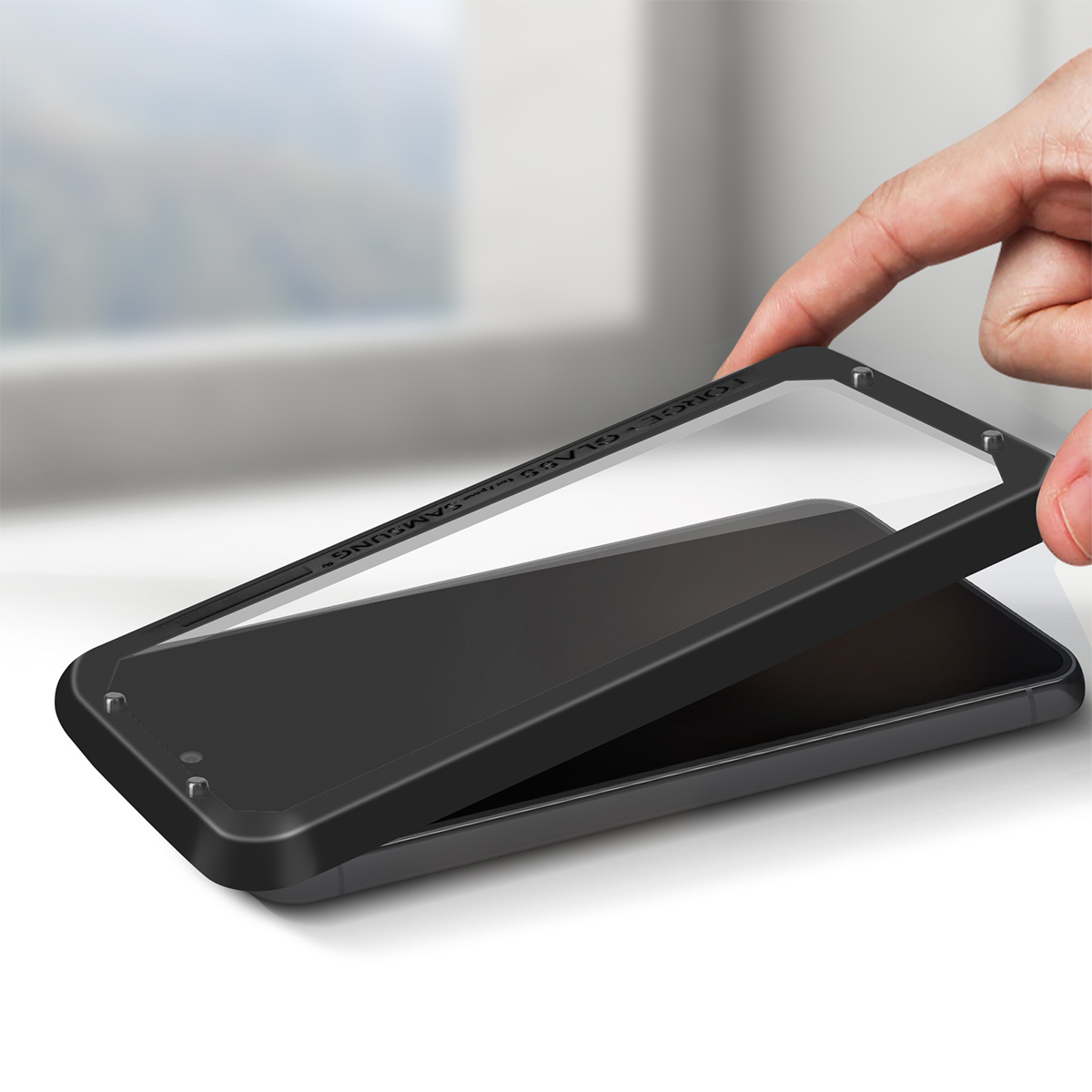 Un doigt tient un cadre de téléphone noir sur un smartphone.