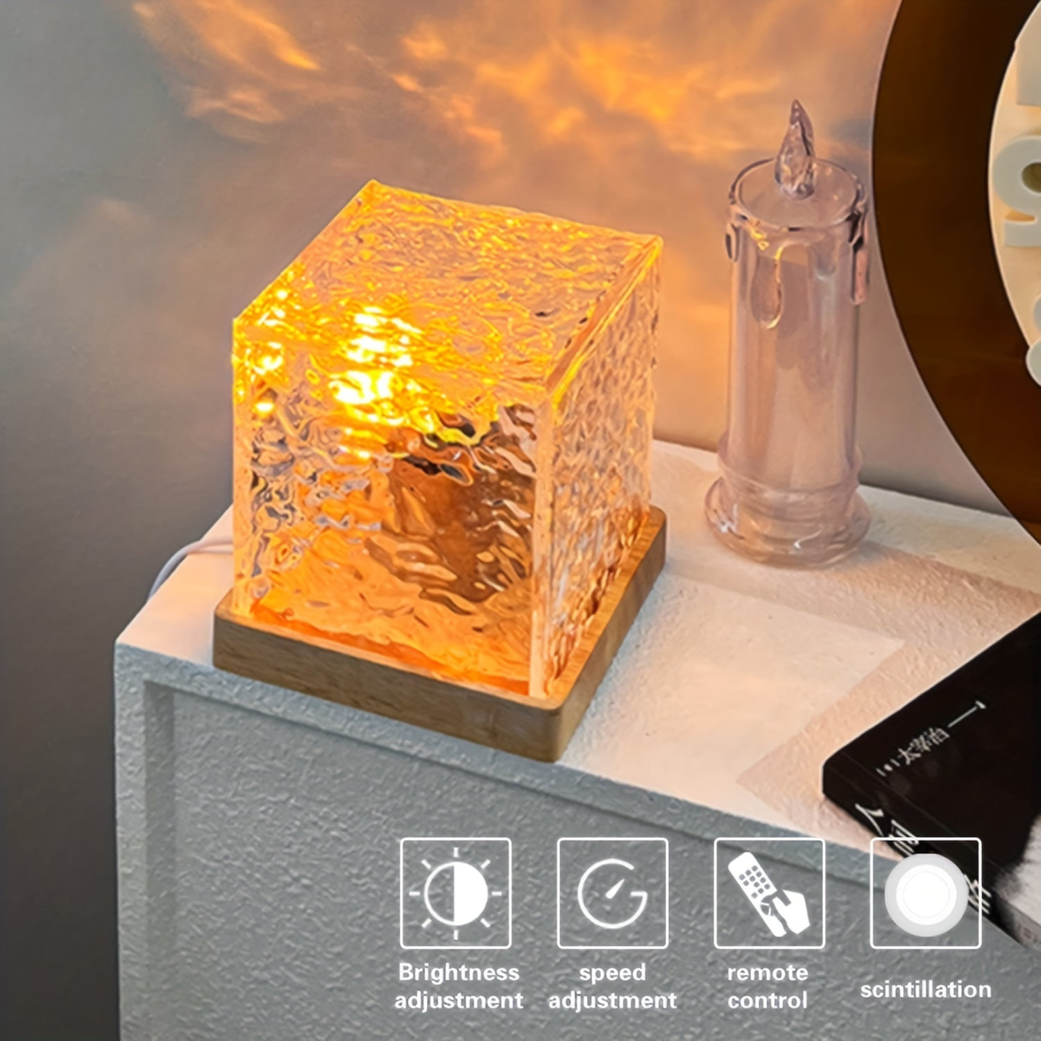 Eine würfelförmige Lampe mit Holzsockel leuchtet warm.