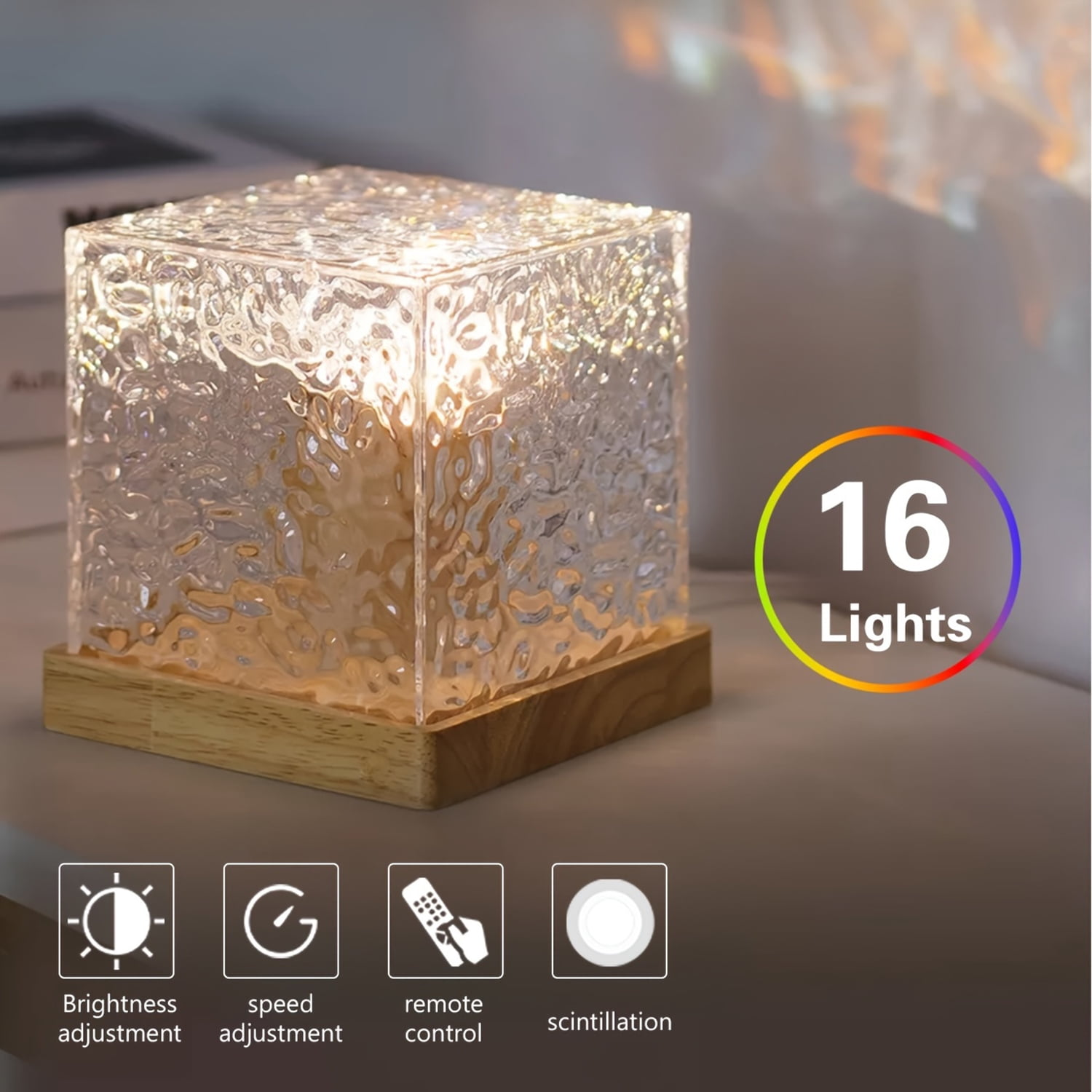 Eine würfelförmige Lampe mit holzfarbenem Sockel wirft Lichtmuster.