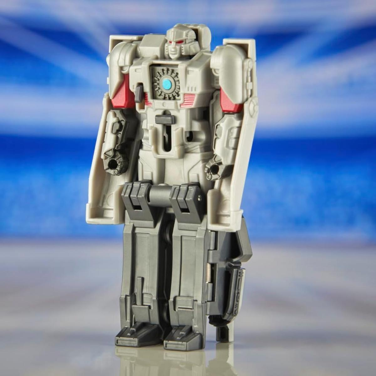 Robot gris con detalles rojos y ojo azul sobre fondo azul.