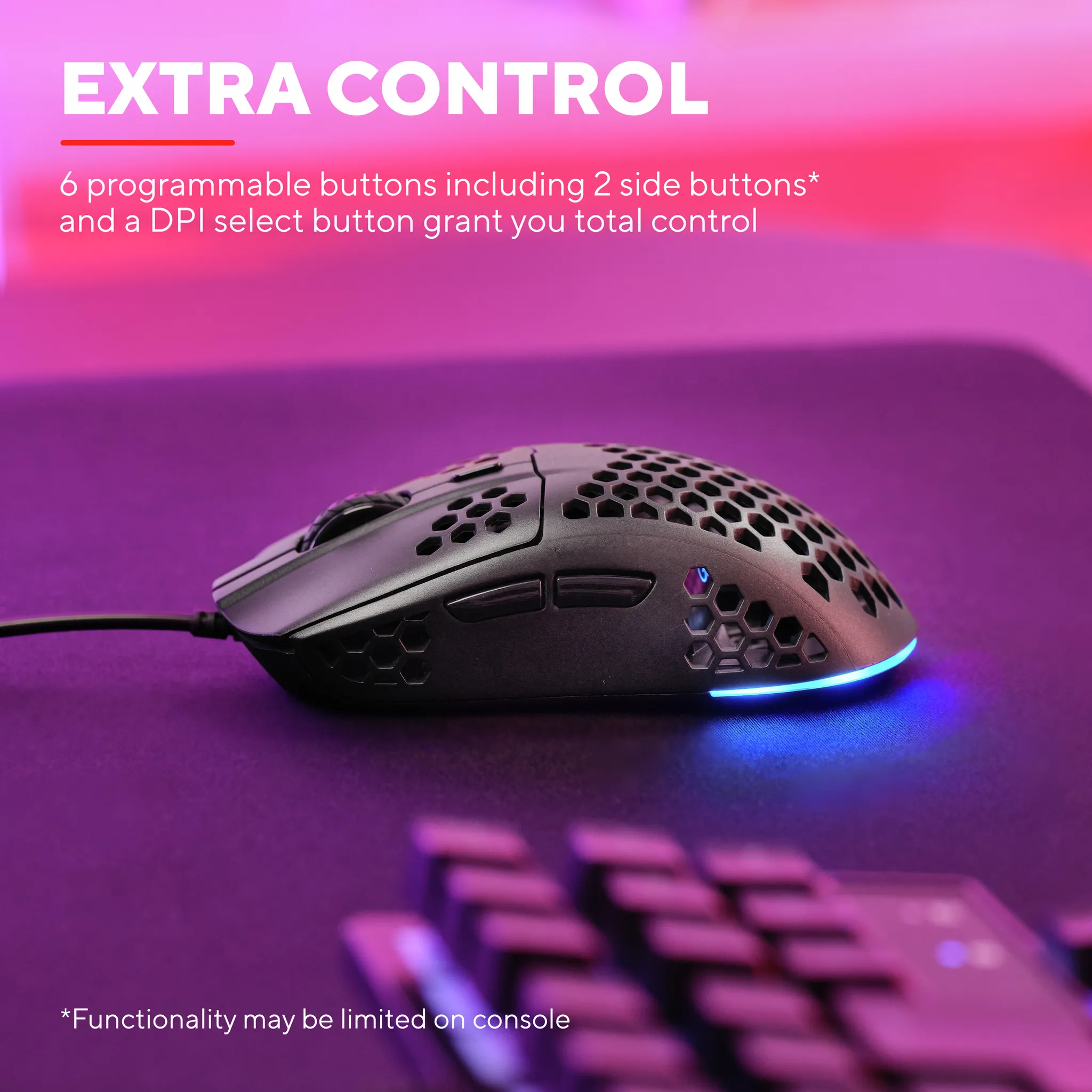 Schwarze Gaming-Maus mit Wabenmuster und blauer LED-Beleuchtung auf einem lila Untergrund.