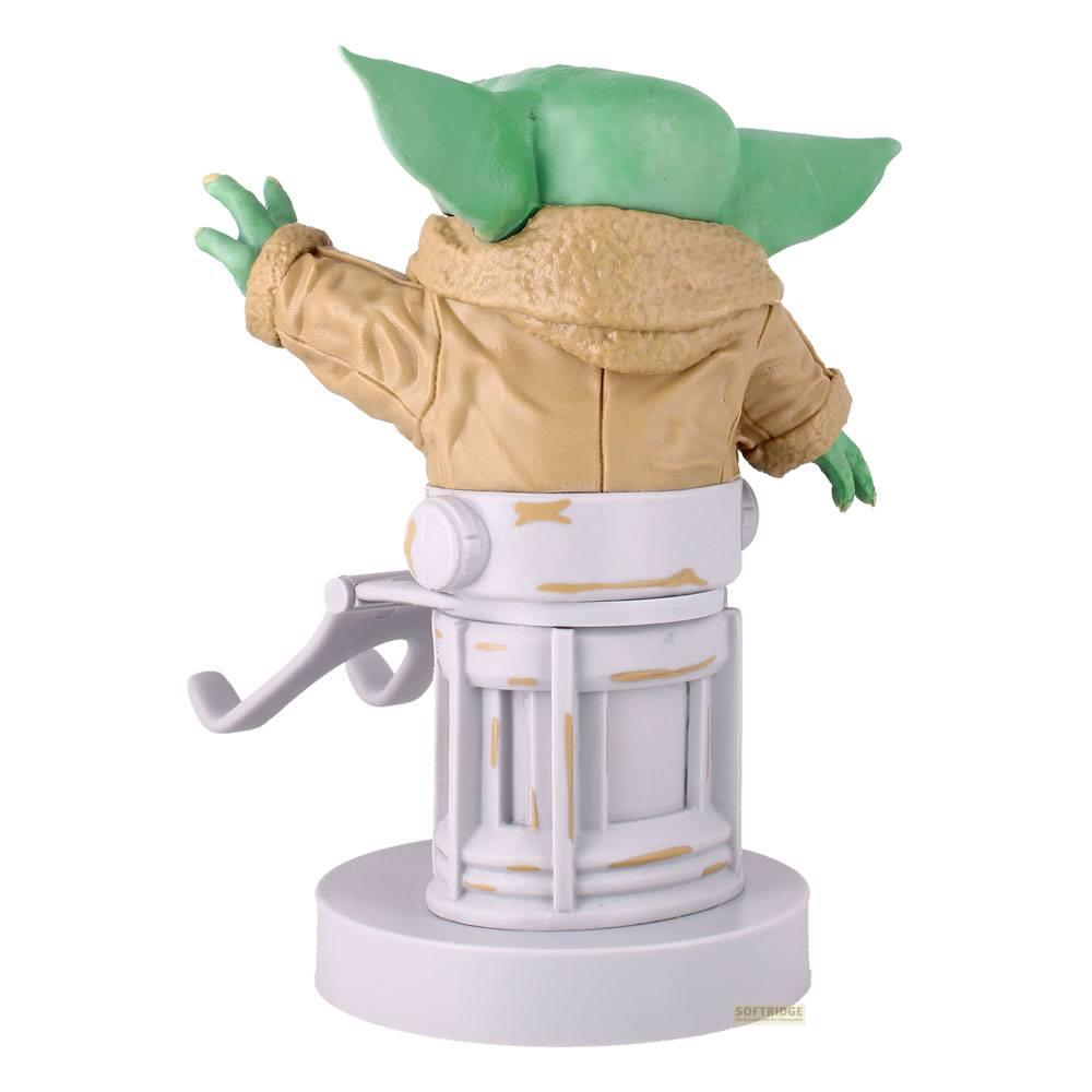 Figura di Baby Yoda in cappotto marrone su base bianca.