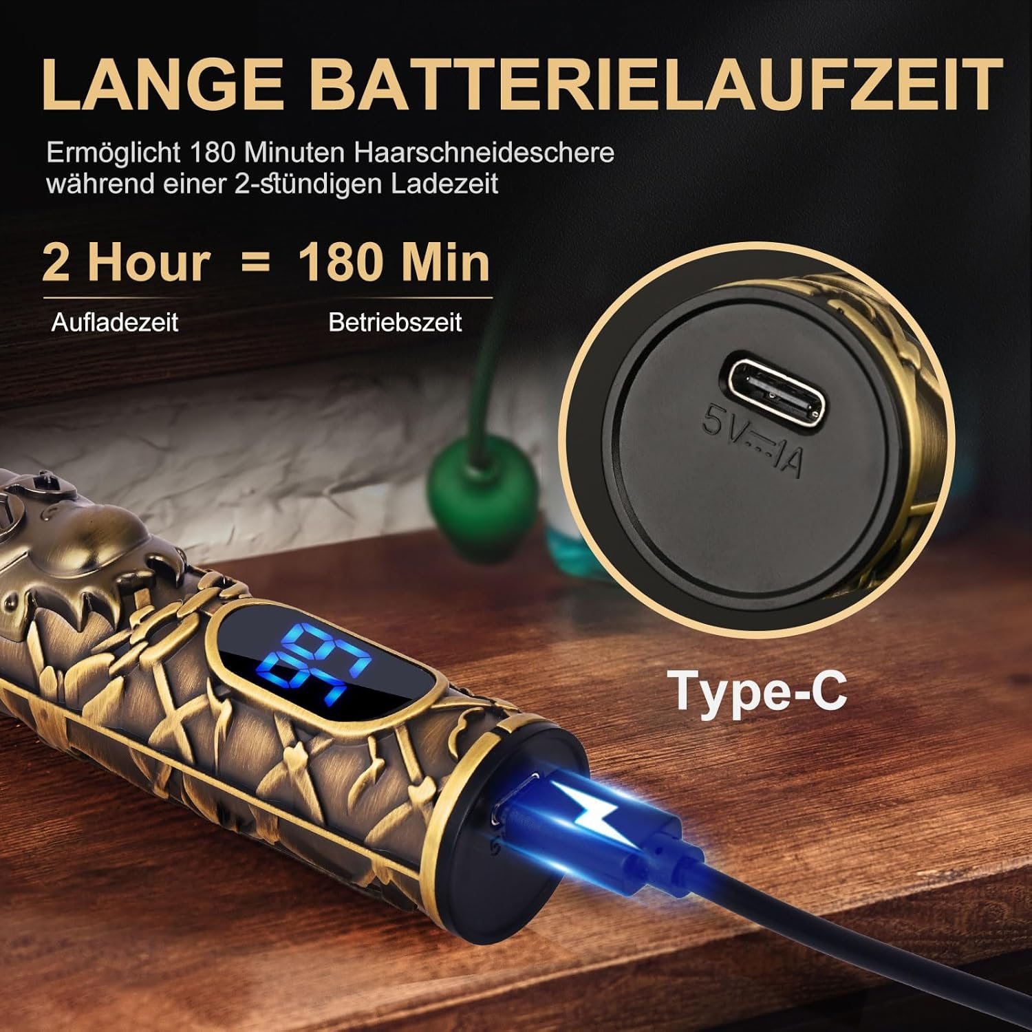 Złota maszynka do włosów z motywem smoka ładuje się przez niebieski kabel USB-C.