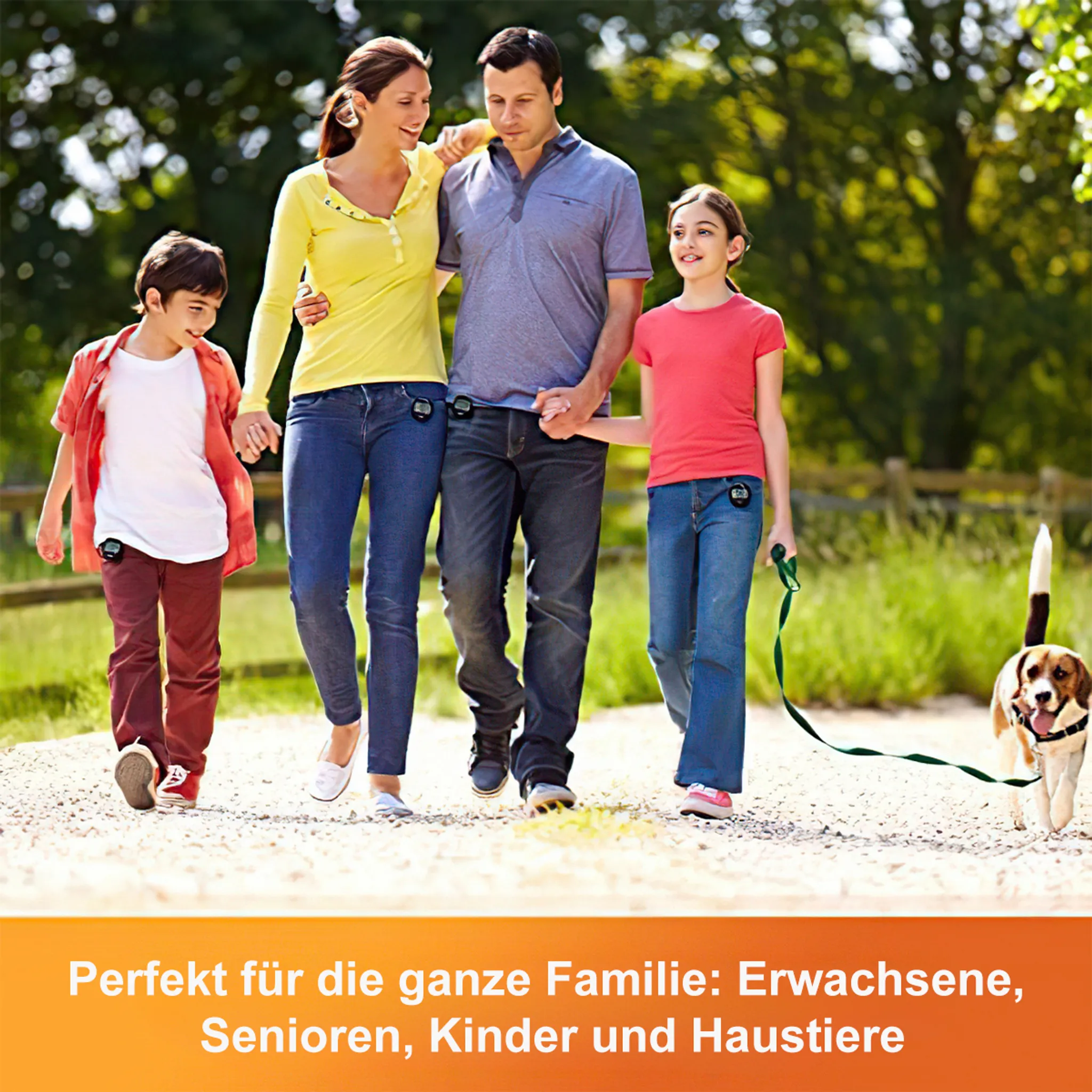 Familie geht spazieren mit Hund im Freien.