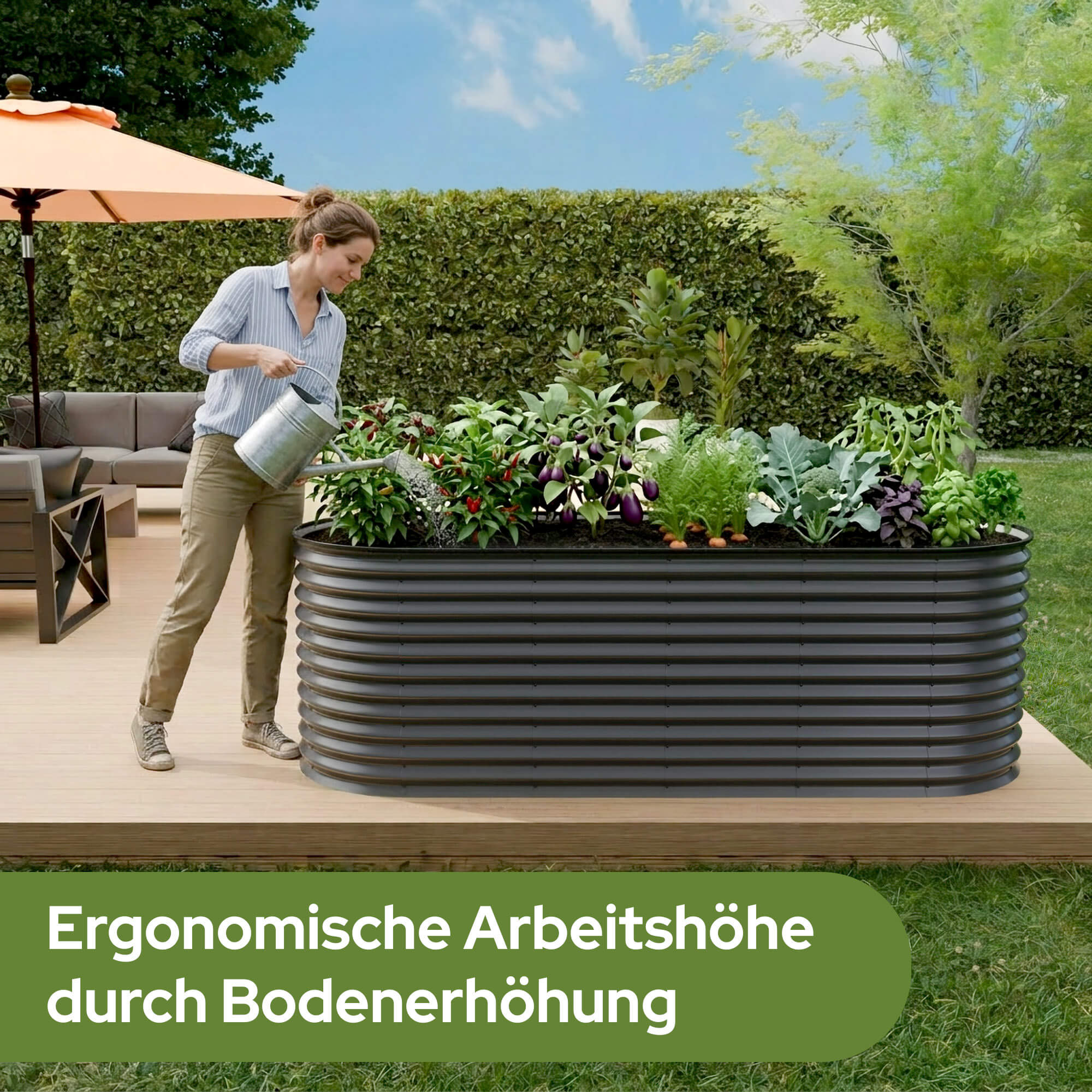 Frau gießt Pflanzen in Hochbeet. Gartenmöbel im Hintergrund.