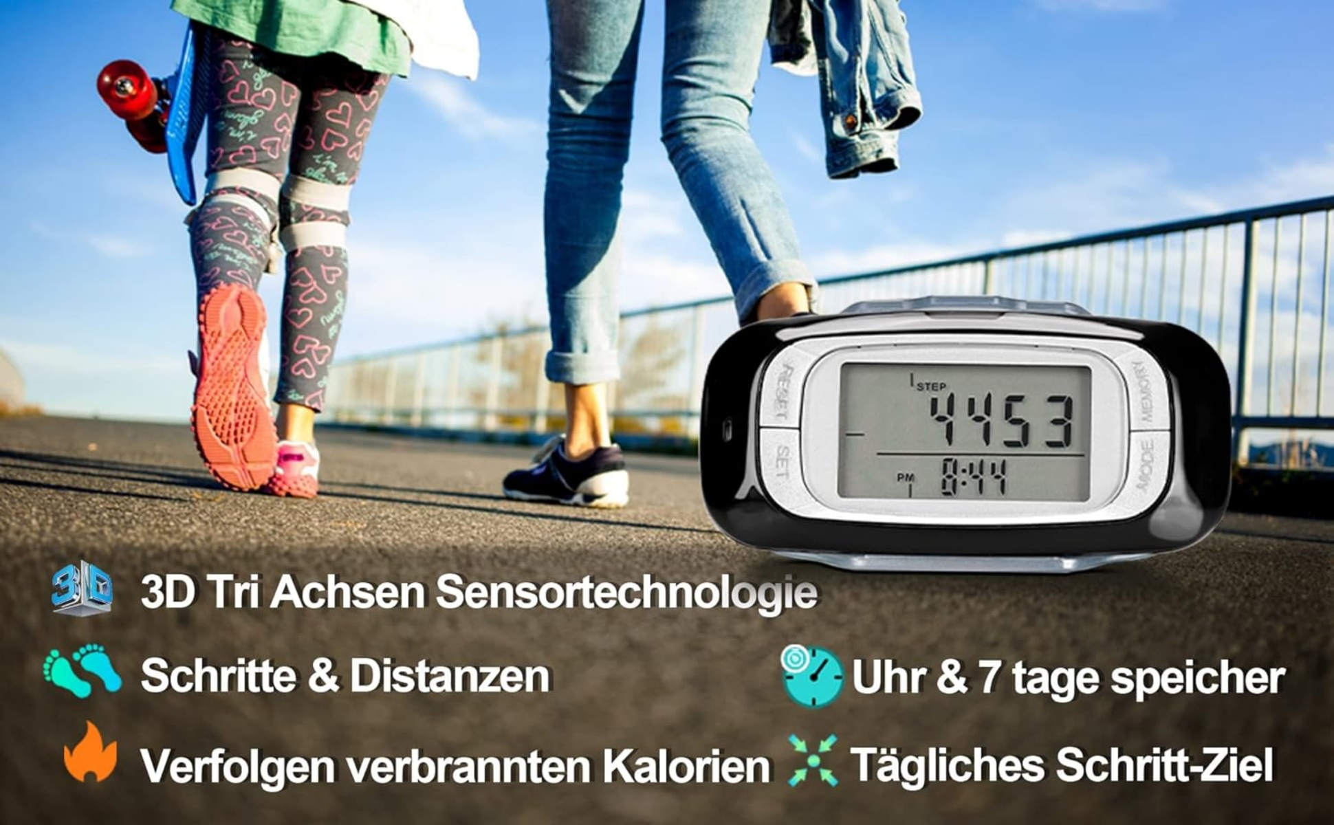 Ein Schrittzähler zeigt 4453 Schritte und 8:44 an. Zwei Personen gehen.
