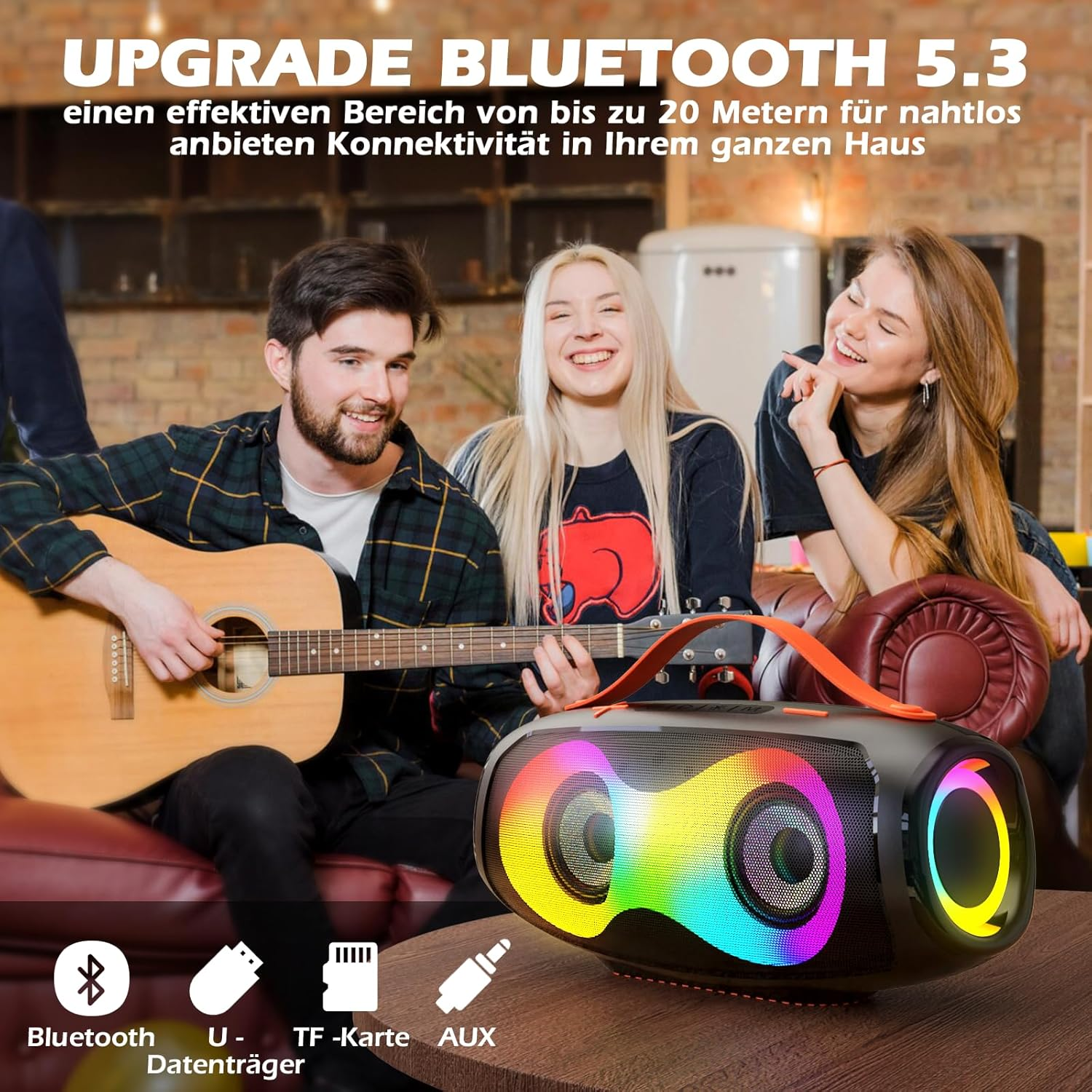 Trzech młodych ludzi cieszy się muzyką z kolorowego głośnika Bluetooth.