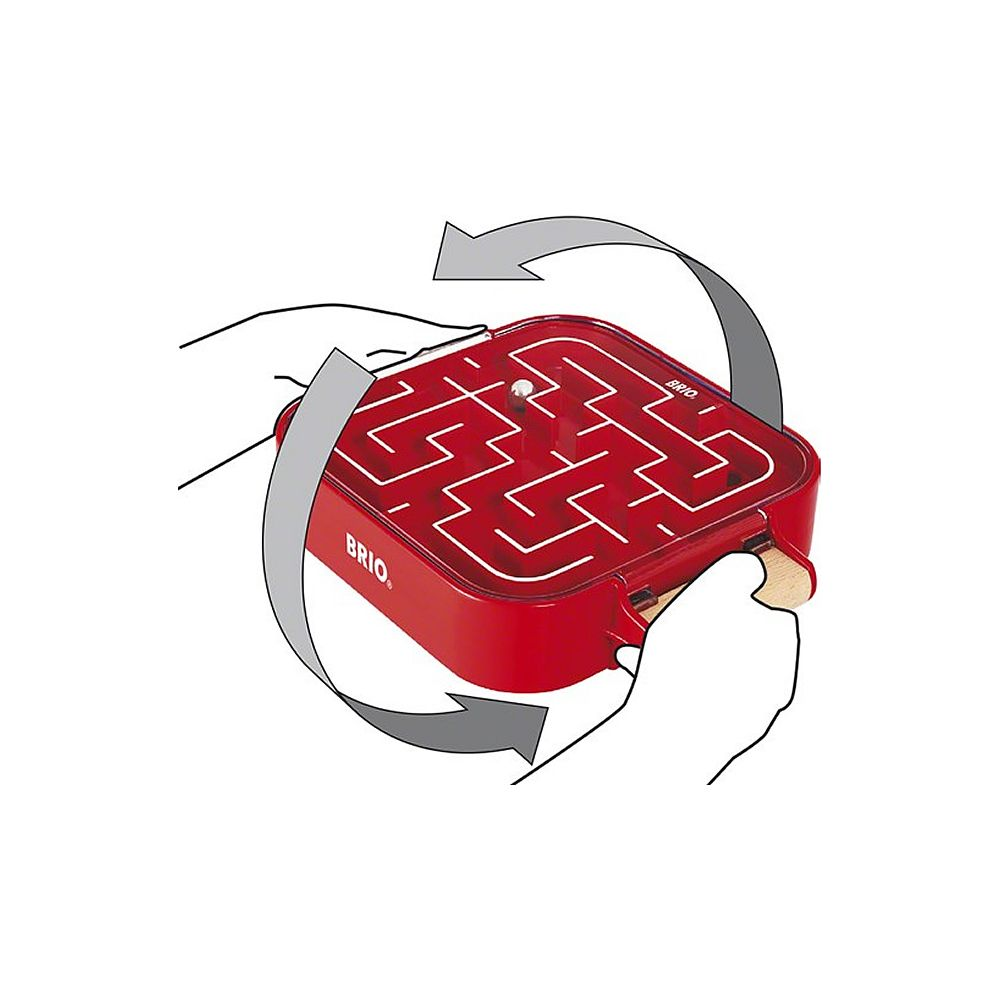 Un jouet de labyrinthe BRIO rouge est tenu et tourné par des mains.