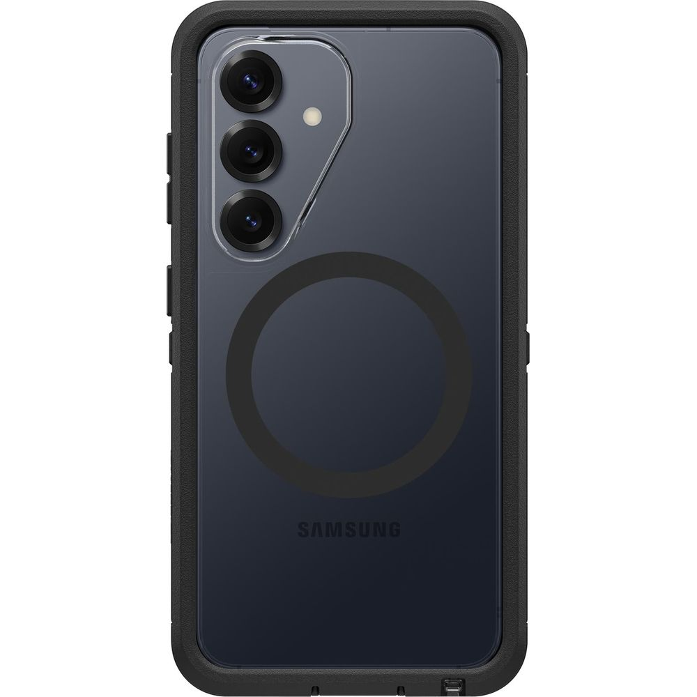 Un telefono nero in custodia protettiva con tre fotocamere e un anello.