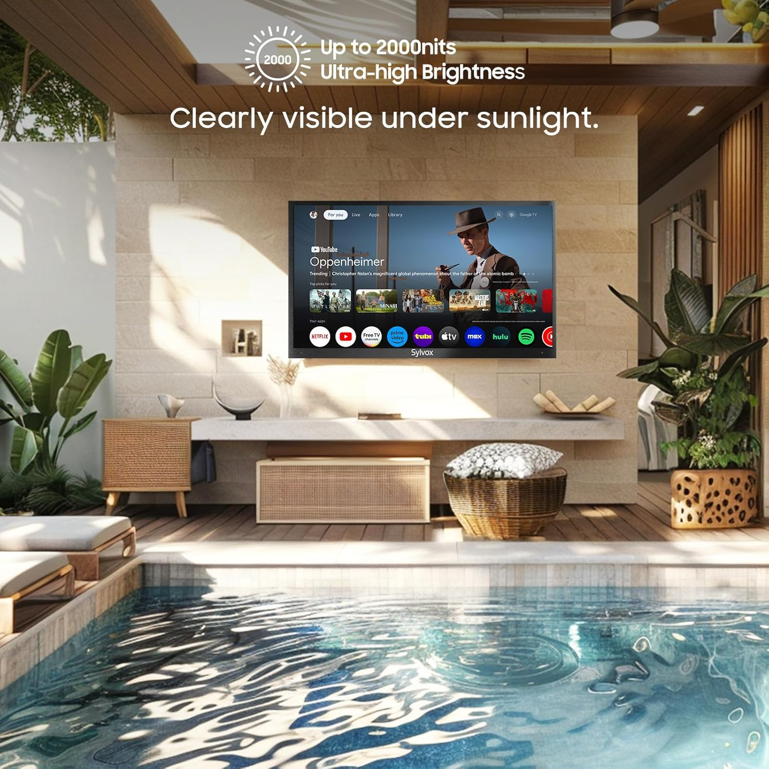 Ein Fernseher zeigt Oppenheimer draußen neben einem Pool mit hoher Helligkeit.
