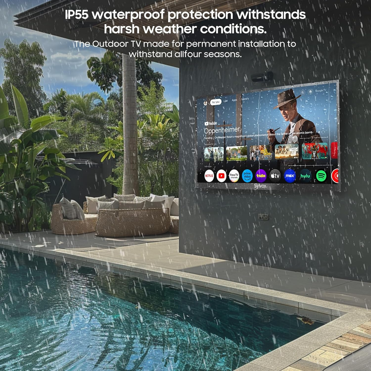 Ein Fernseher wird im Regen neben einem Pool gezeigt, auf dem der Film Oppenheimer läuft.