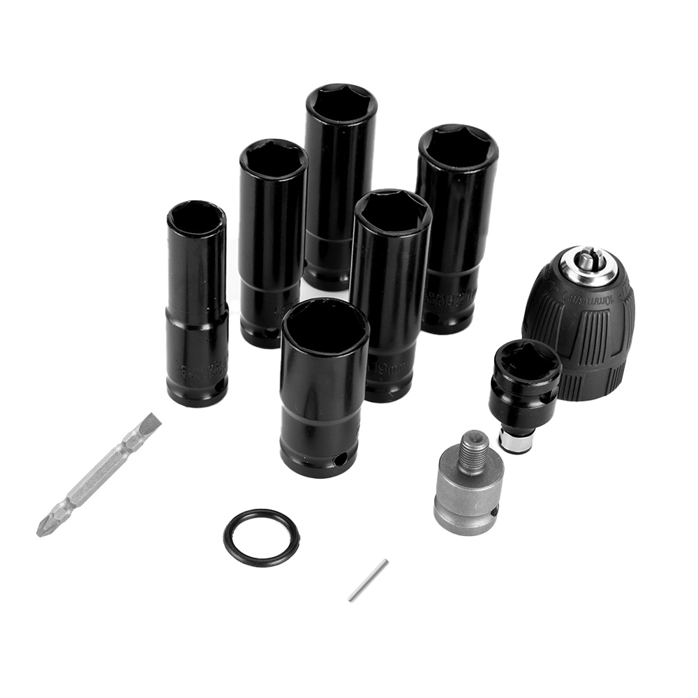 Werkzeugsatz mit schwarzen Stecknüssen, Bohrfutter und Bits auf weißem Hintergrund.