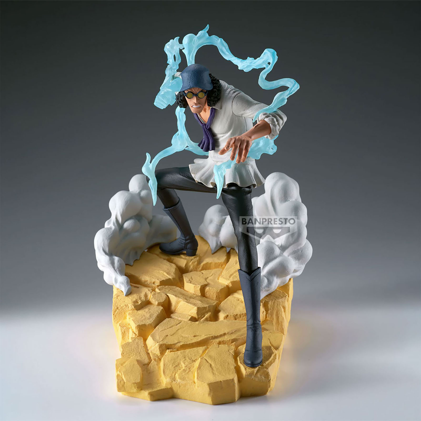 Eine Figur mit blauen Energiewellen steht auf Felsen mit Wolken.