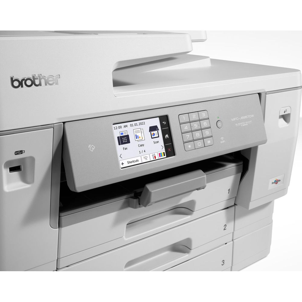 Una stampante Brother MFC-J6957DW bianca con pannello di controllo touchscreen e tastiera.