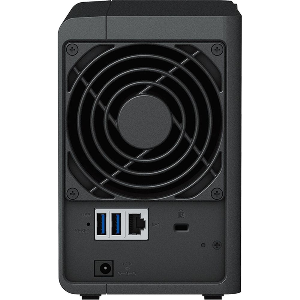Vista posteriore di un dispositivo NAS nero con ventola, porte USB, LAN e connettore di alimentazione.