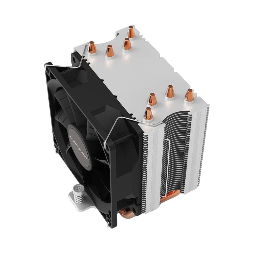 Ein CPU-Kühler mit schwarzem Lüfter und silbernen Kühlrippen mit Kupfer-Heatpipes.
