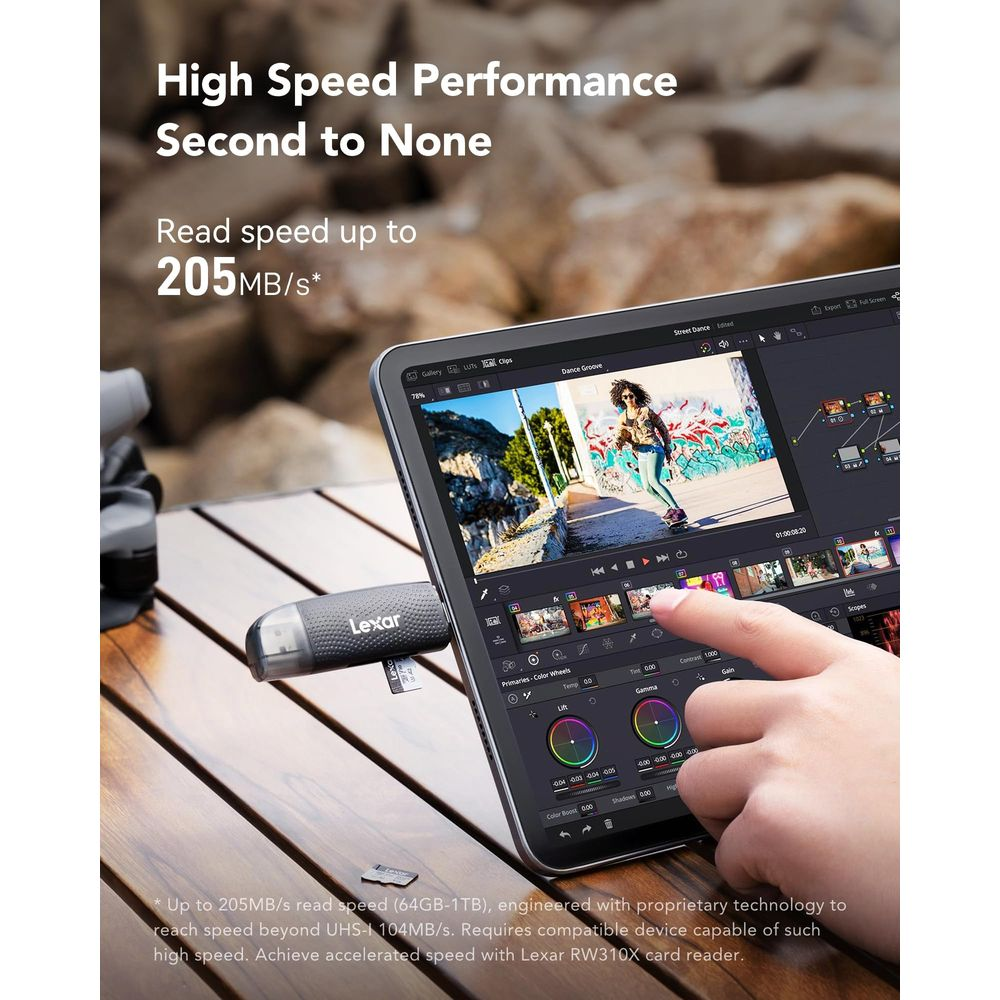 Scheda SD Lexar e tablet con software di editing video, velocità lettura 205 MB/s.