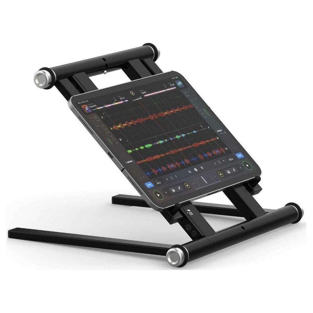 Ein schwarzer DJ-Controller-Ständer mit einem Tablet, das eine Musik-App anzeigt.