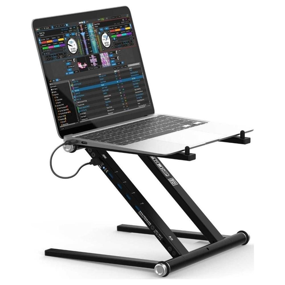 Ein Laptop mit DJ-Software auf einem schwarzen Z-förmigen Ständer.