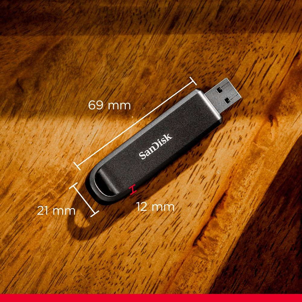 Un'unità USB SanDisk nera con dimensioni su sfondo di legno.