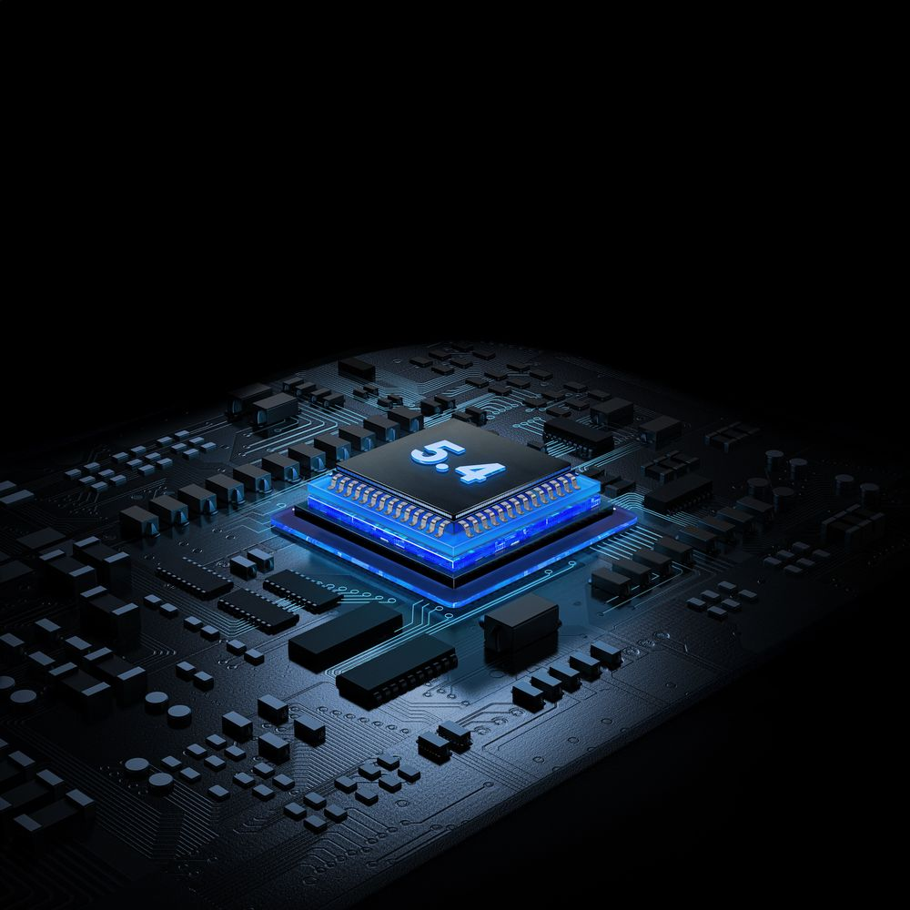 Świecący niebieski procesor z napisem 5.4 na ciemnej płycie obwodu.