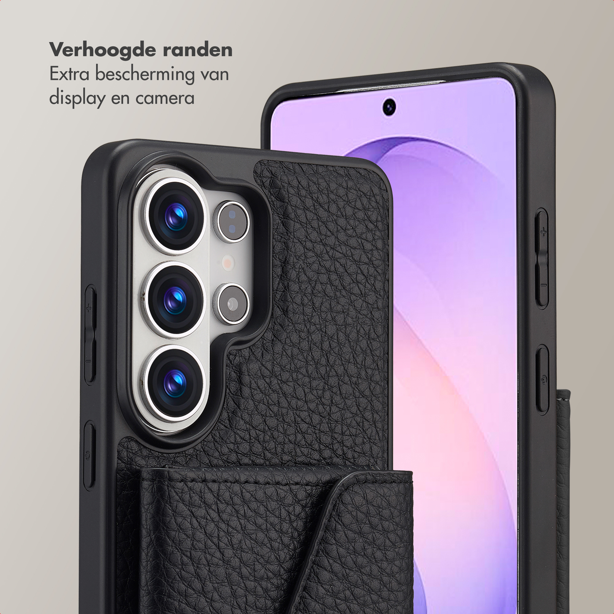 Téléphone noir dans un étui en cuir avec trois caméras et écran vierge.