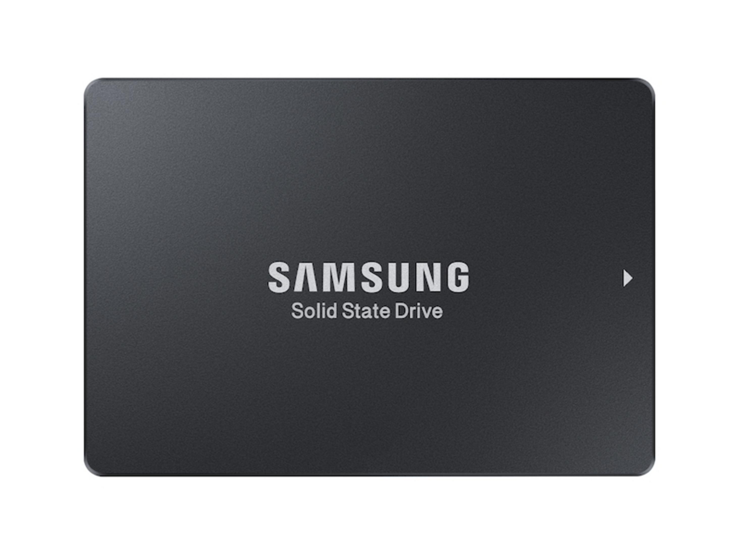 Schwarze Samsung SSD mit Schriftzug und Pfeil.