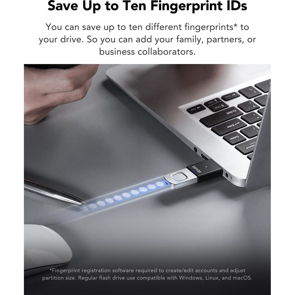 Un'unità USB con sensore di impronte digitali collegata a un laptop.