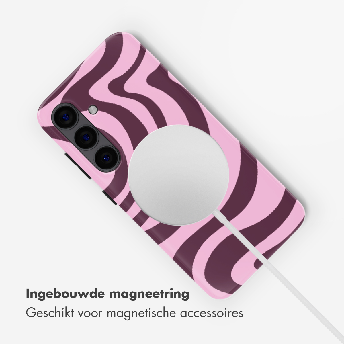 Une coque de téléphone rayée ondulée rose et violette avec un chargeur magnétique blanc.