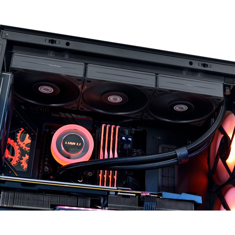 Computergehäuse innen mit Lüftern, CPU-Kühler mit rosa Licht, RAM und GPU.