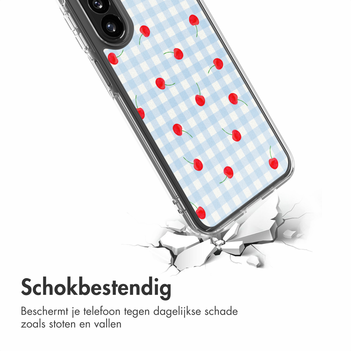 Een telefoonhoesje met kersenpatroon op blauw geblokte achtergrond valt.