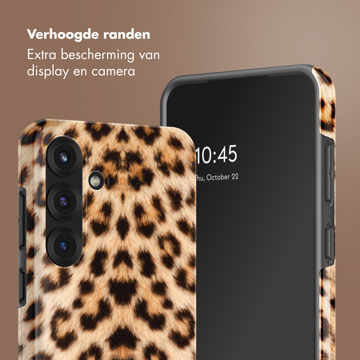 Coque de téléphone léopard à côté d'un smartphone à écran noir.