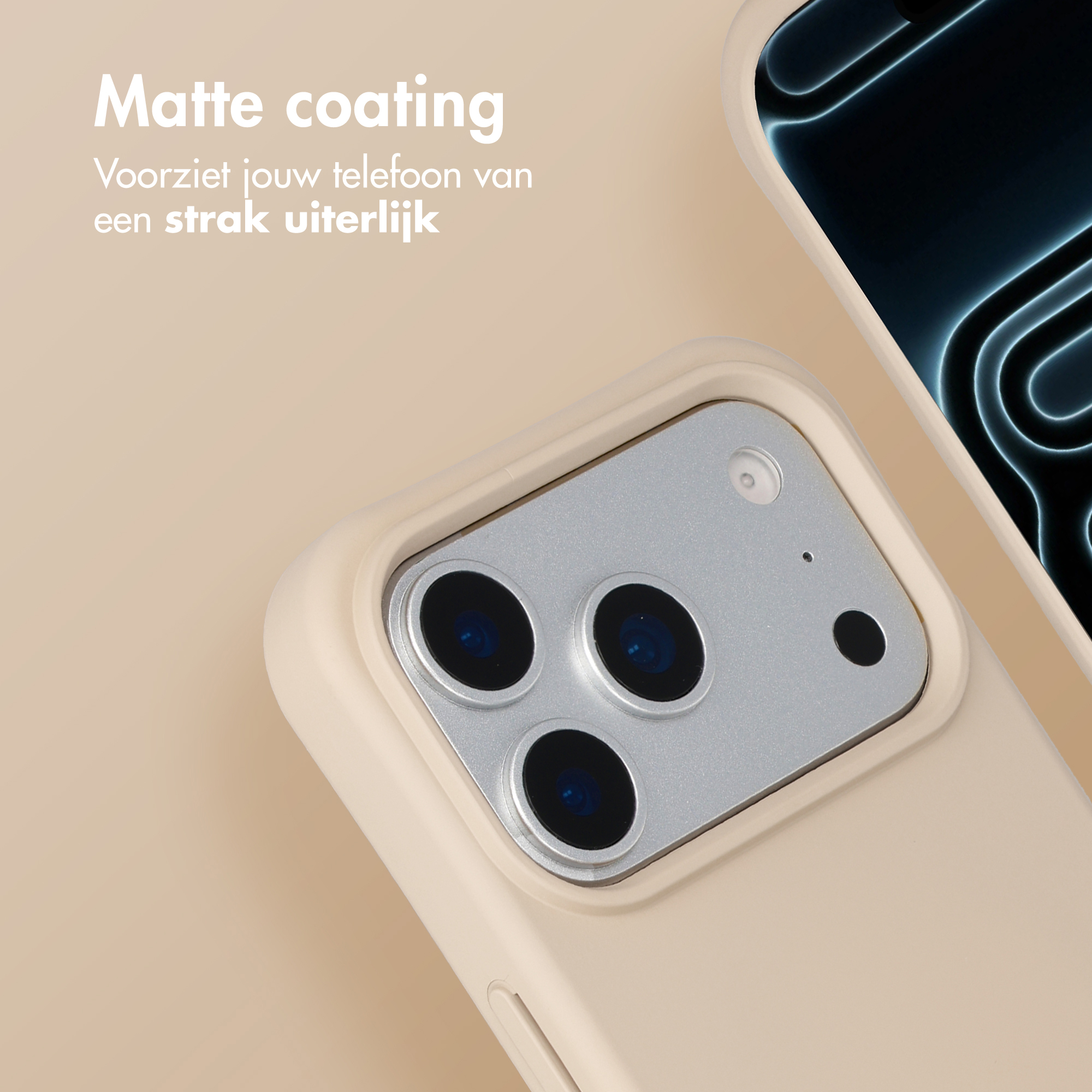 Close-up van beige telefoonhoes met drievoudige camera en gloeiend blauw scherm.