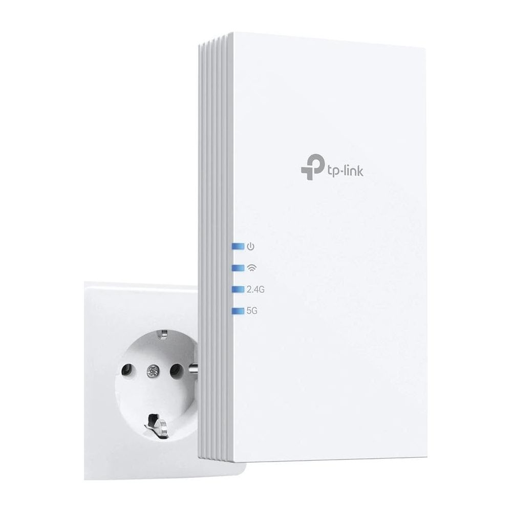 Un ripetitore Wi-Fi TP-Link bianco è collegato a una presa a muro.