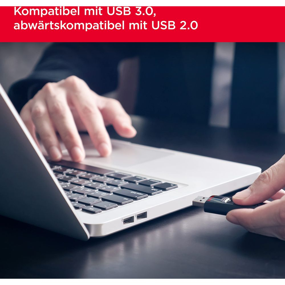 Mano inserisce chiavetta USB in laptop. Compatibile USB 3.0/2.0.