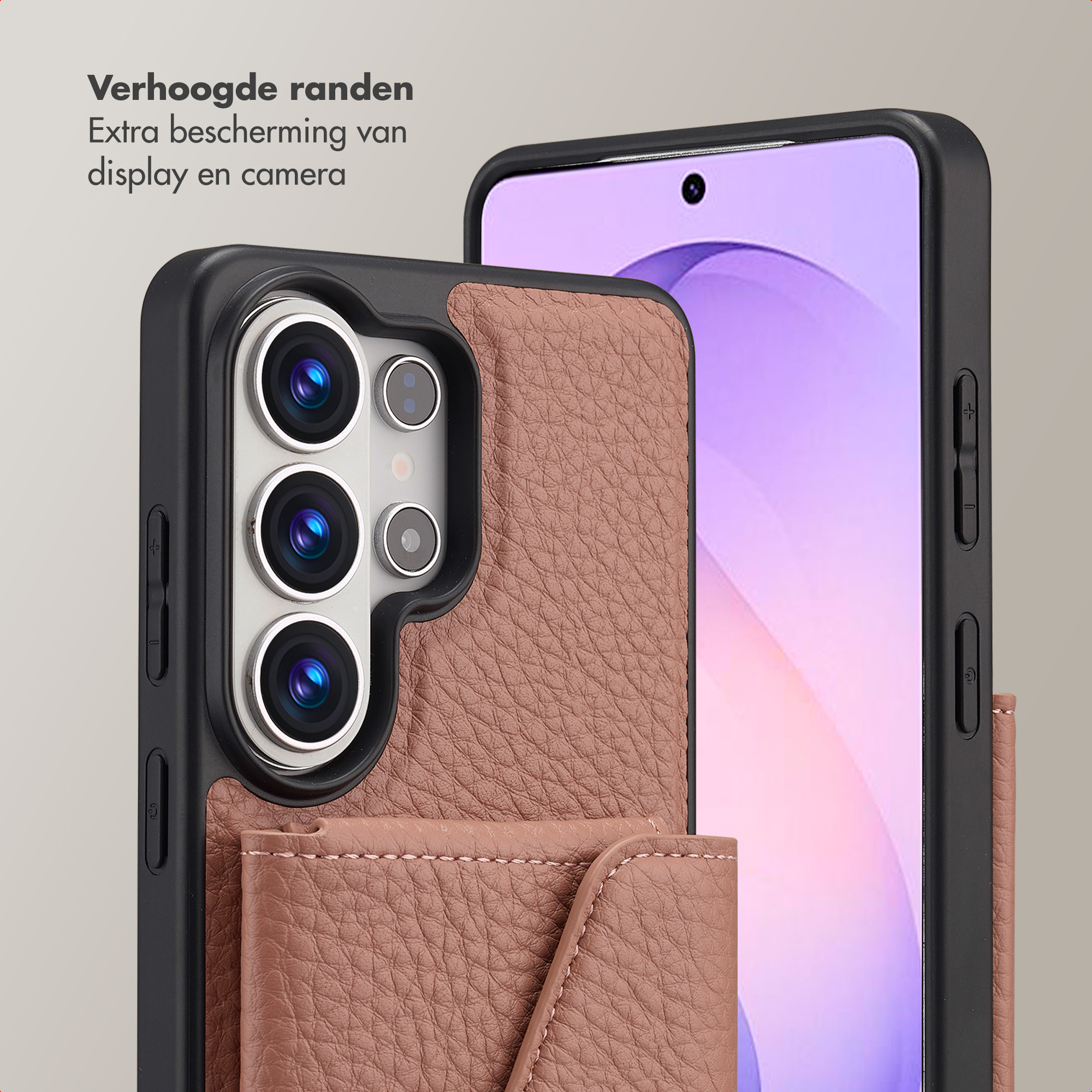 Bruine leren hoes met telefoon, camera en zijknopen.