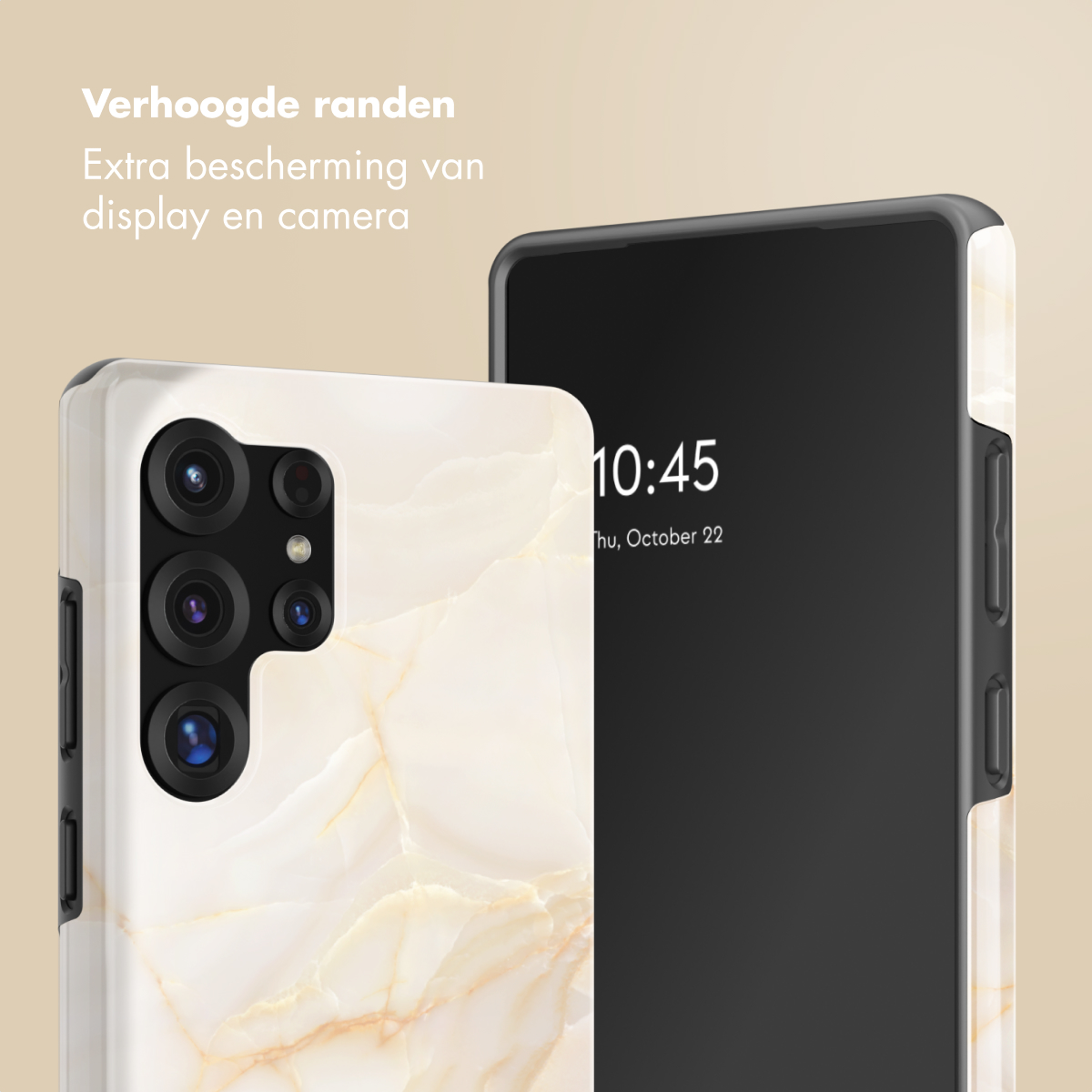 Een marmeren telefoonhoesje naast een smartphone. Verhoogde randen beschermen het display en de camera.