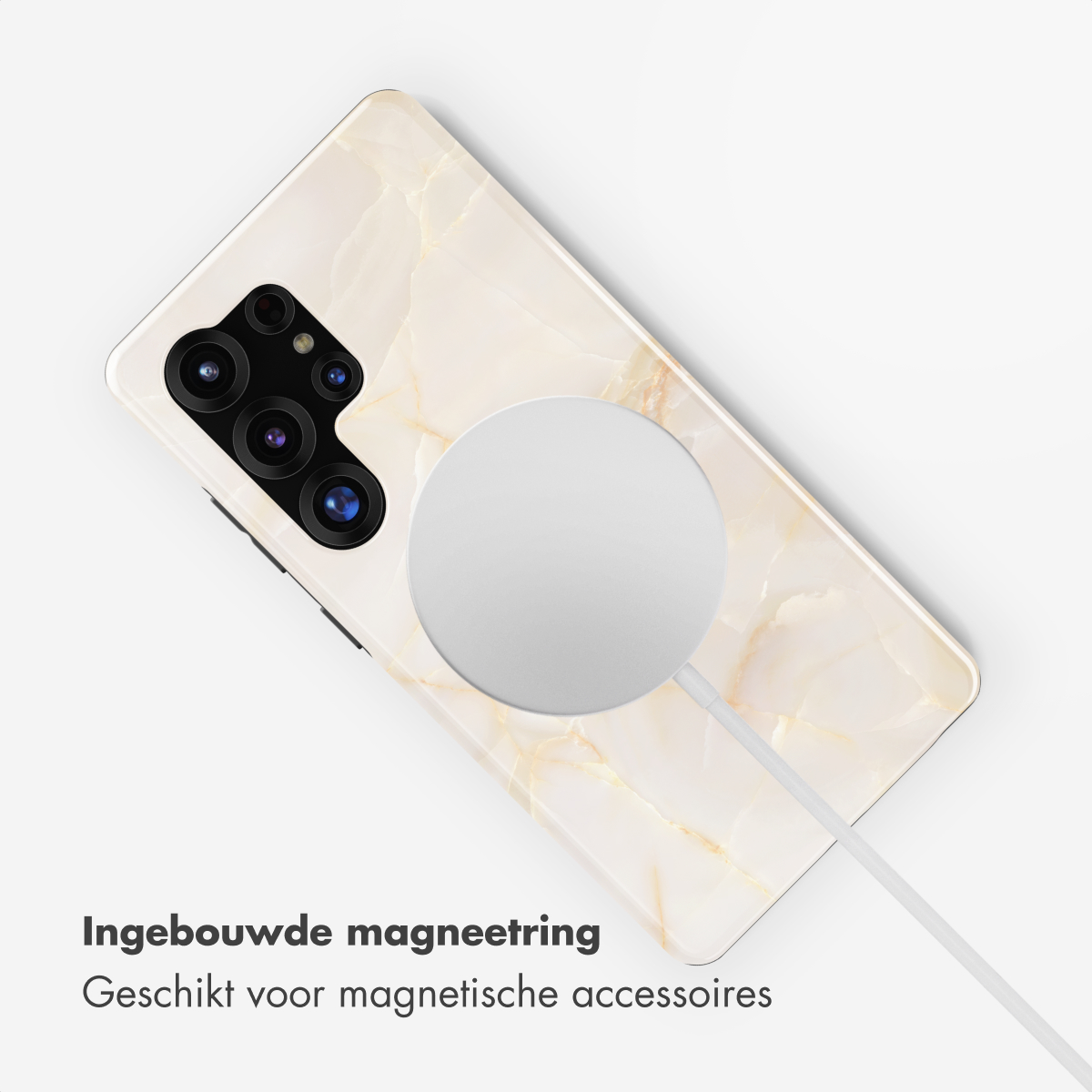 Een smartphone met marmeren hoes en magnetische ring wordt draadloos opgeladen.