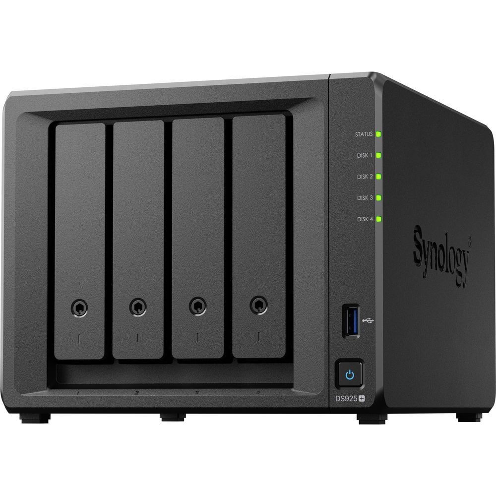 NAS Synology noir avec quatre baies de disque et voyants d'état.