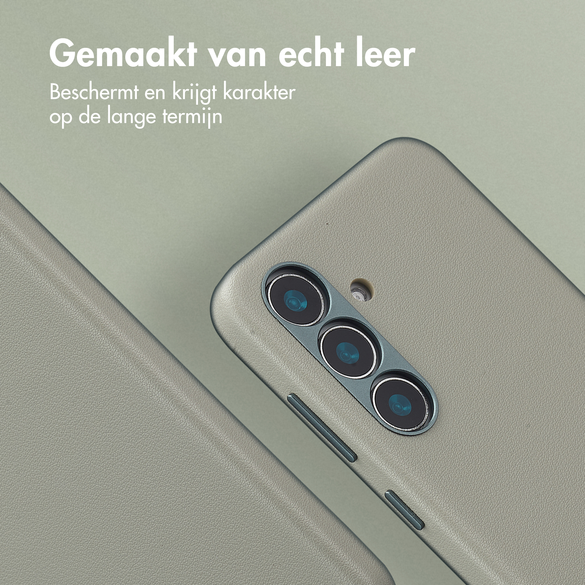 Grijze lederen telefoonhoes met drie camera's aan de achterkant.