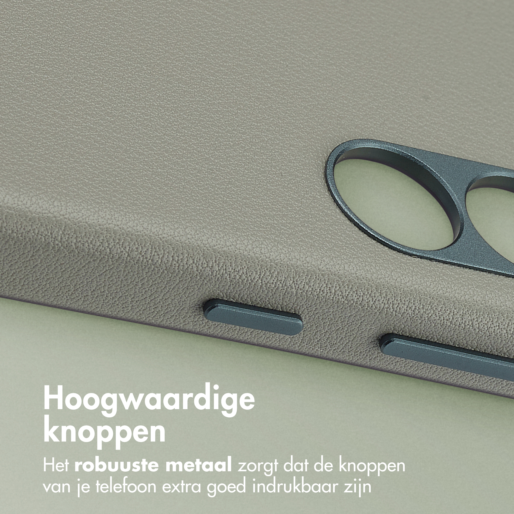 Grijze telefoonhoes met zilveren knoppen en tekst. Robuust metalen frame.