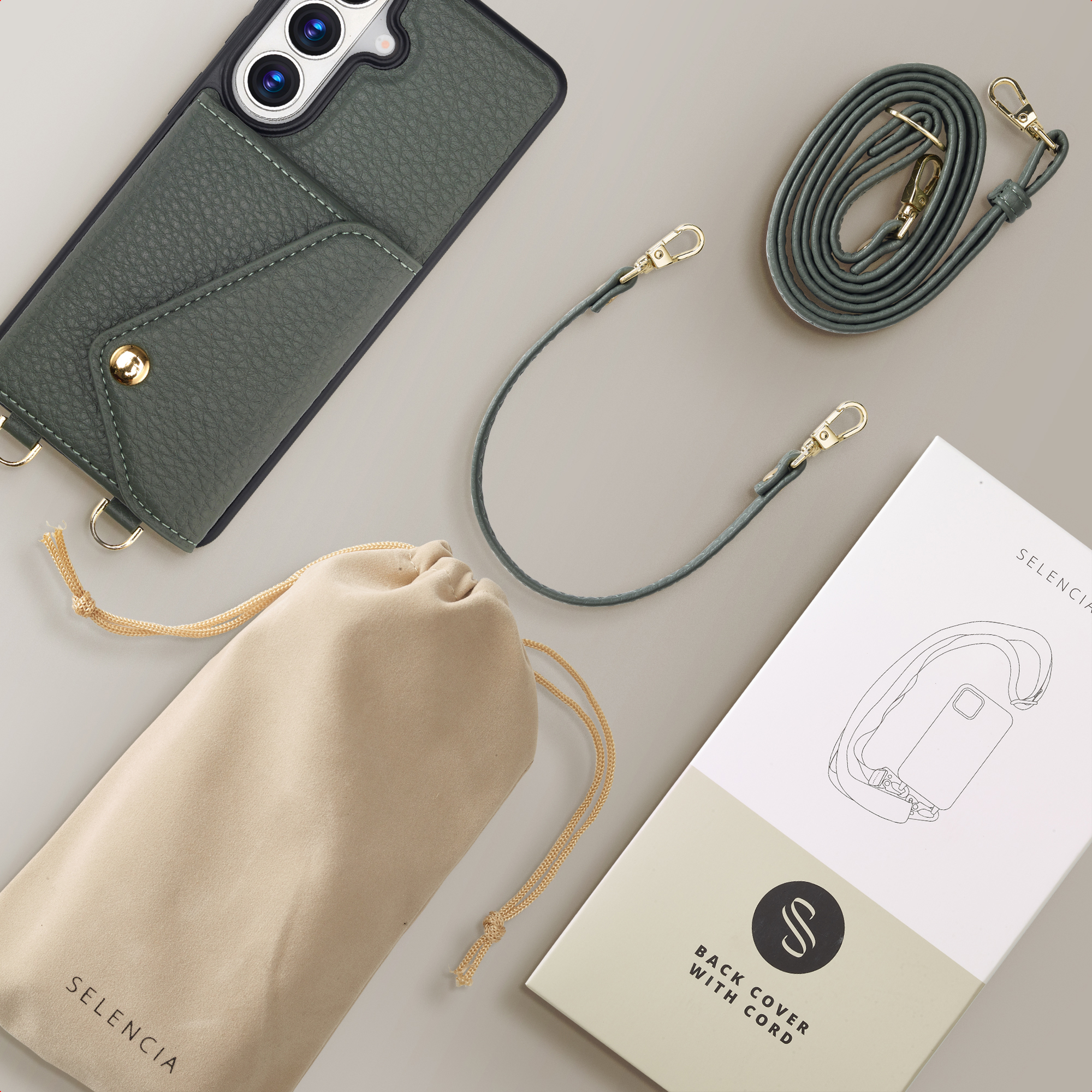 Custodia verde per telefono con tasca, cordino e sacchetto su sfondo grigio.