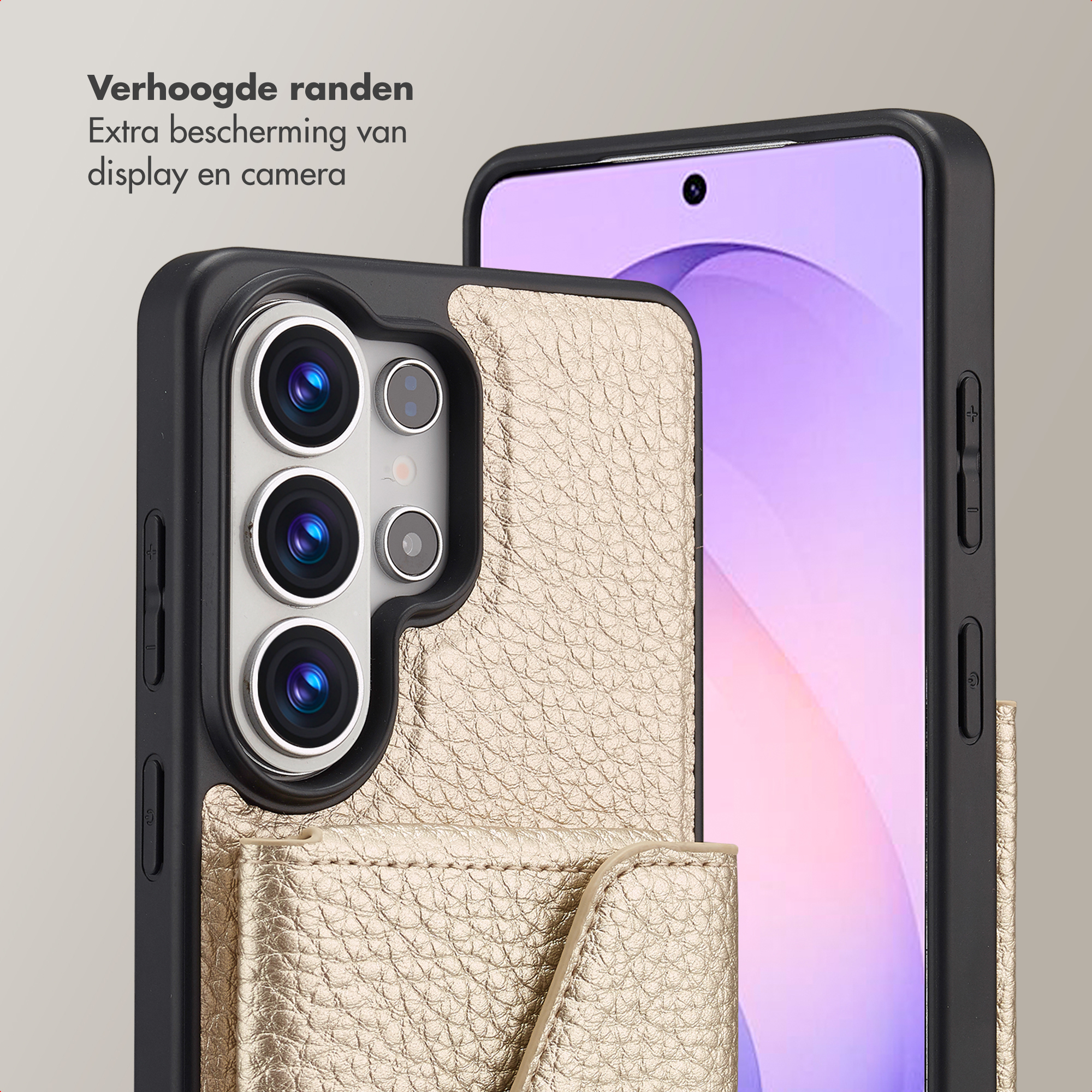 Coque de téléphone dorée texturée avec découpe caméra et fente pour carte.