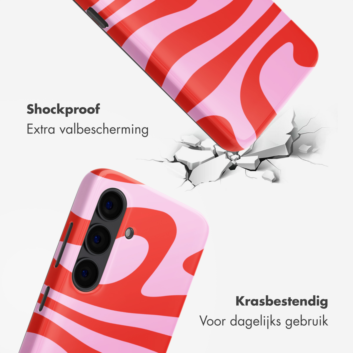 Coque de téléphone rayée rouge et rose tombant sur un sol craquelé.