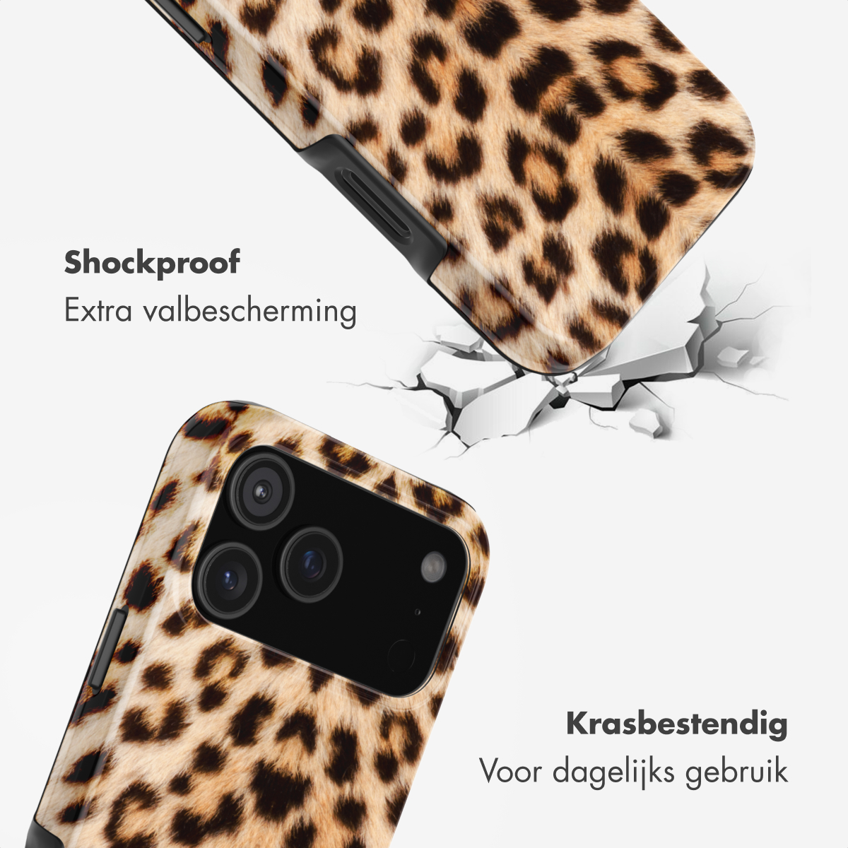 Telefoonhoesje met luipaardprint, camera-uitsparing en tekst.
