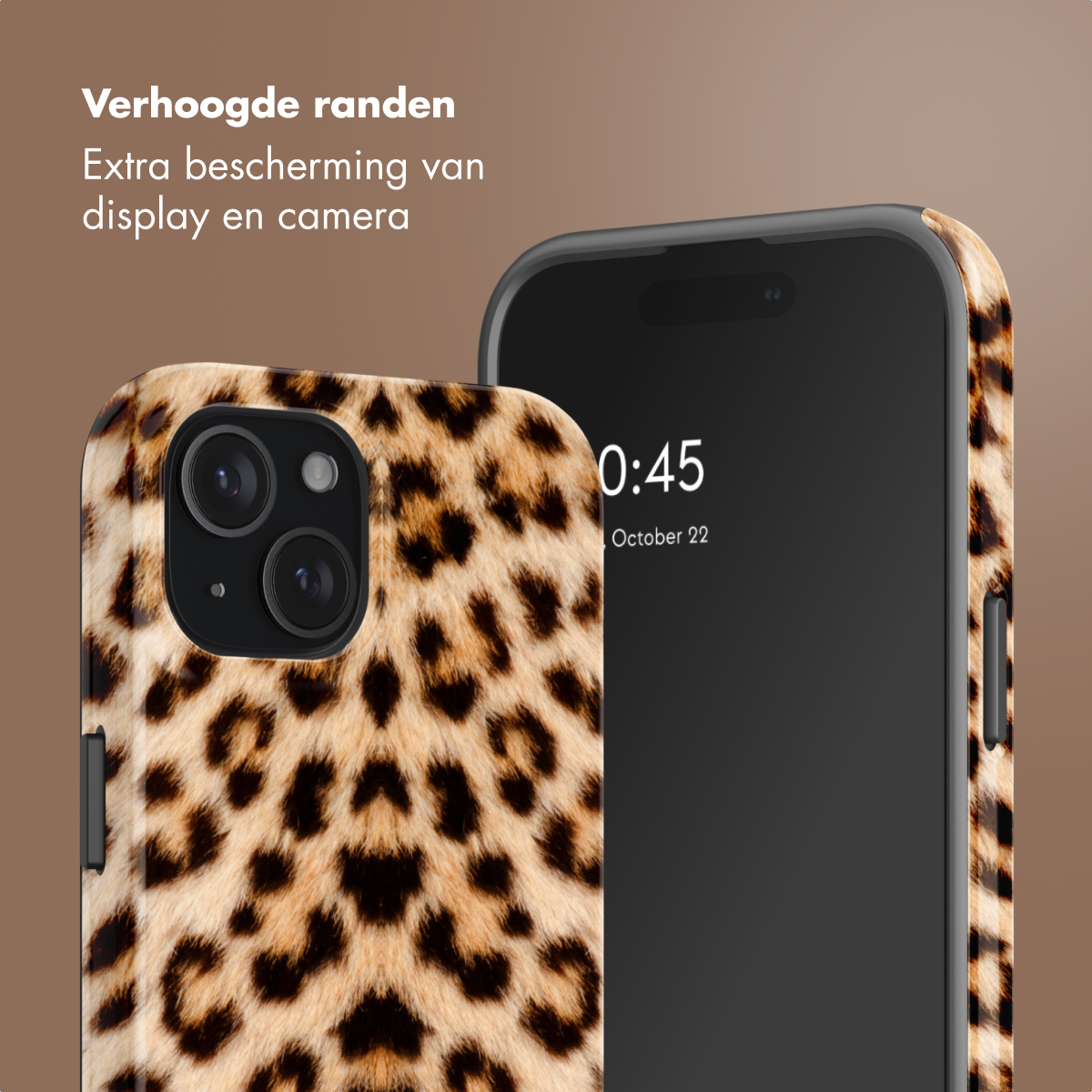 Telefoonhoesje met luipaardprint en verhoogde randen naast een smartphone.