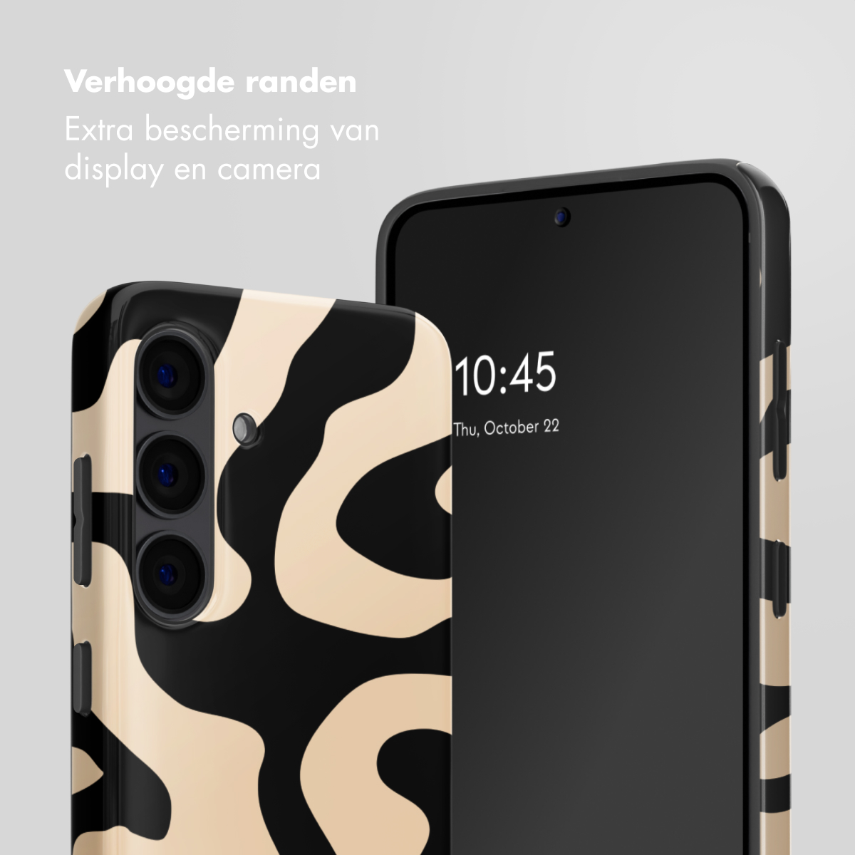 Un smartphone avec un étui à motif noir et beige et un écran noir.