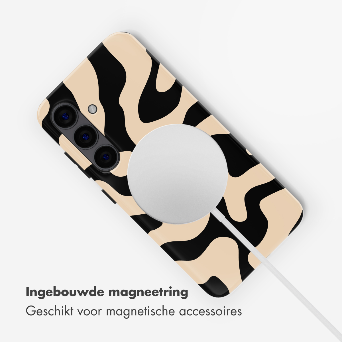 Une coque de téléphone avec motif beige et noir, anneau magnétique et câble de charge.