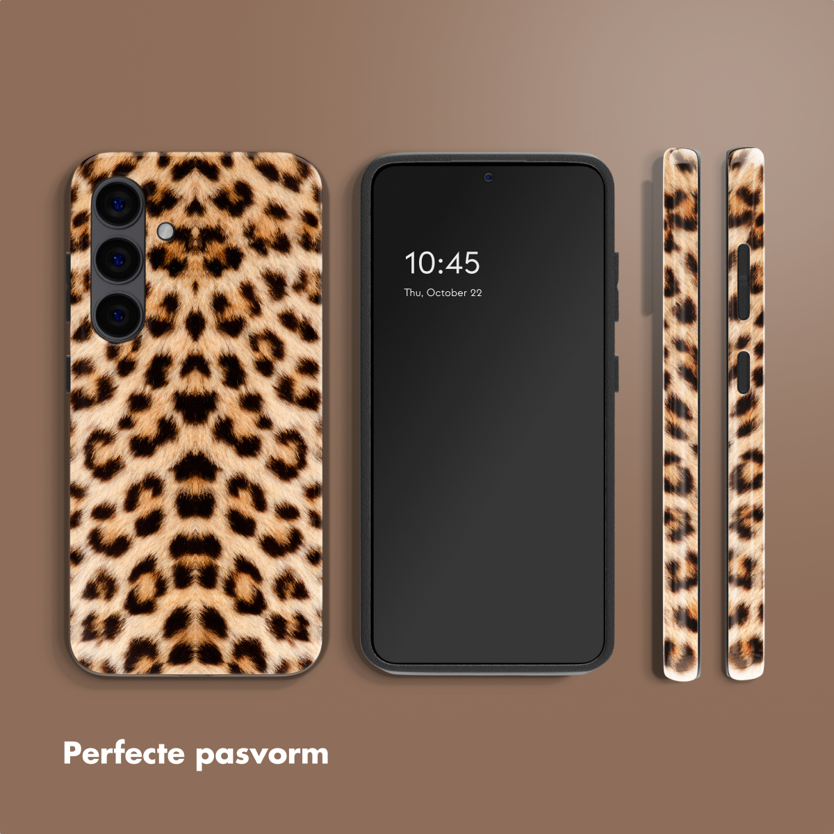 Coque de téléphone léopard et un smartphone sur fond brun.