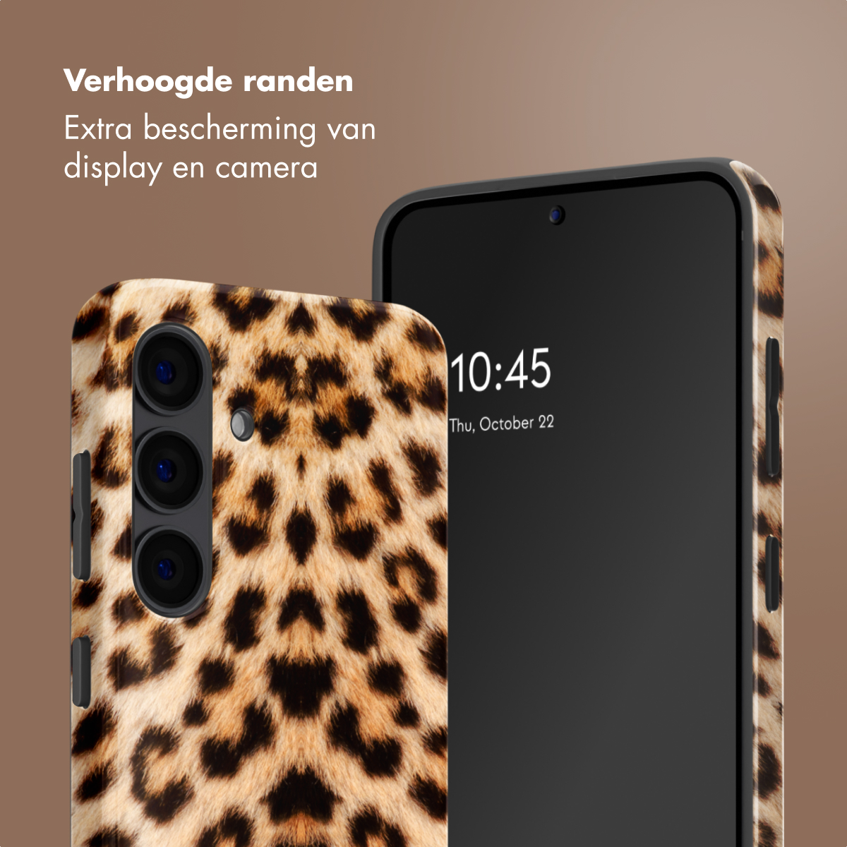 Un smartphone avec une coque léopard affiche 10:45 à l'écran.